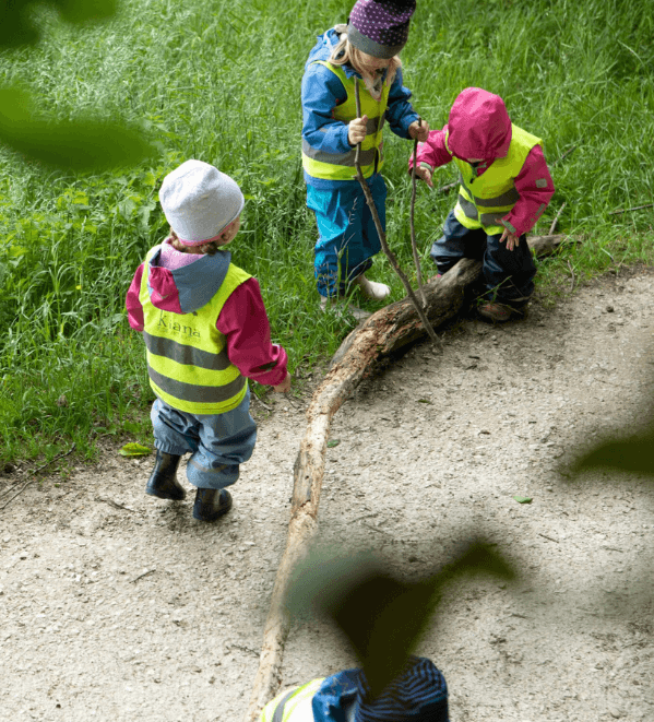 Kinder mit Kiana Sicherheitswesten