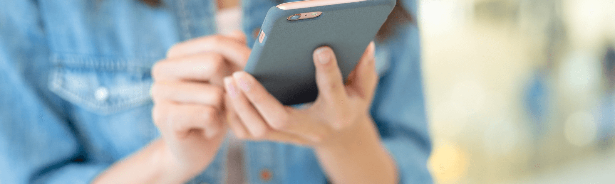 Smartphone mit grauer Hülle