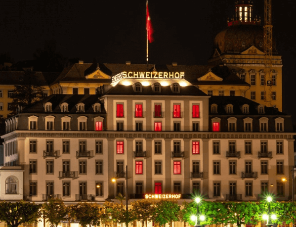 Hotel Schweizerhof am Abend