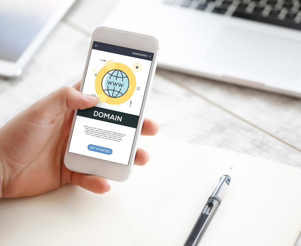 Smartphone und Anzeige "Domain"