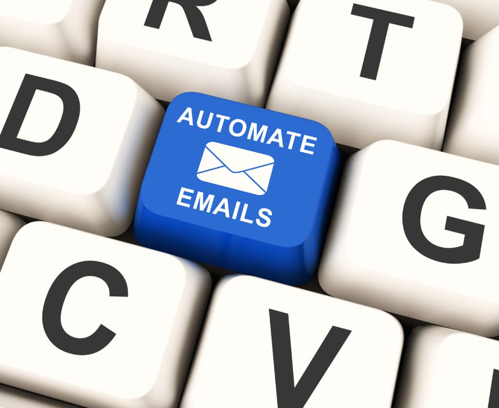 Tastatur mit blauer Taste - E-Mail Automatisierung
