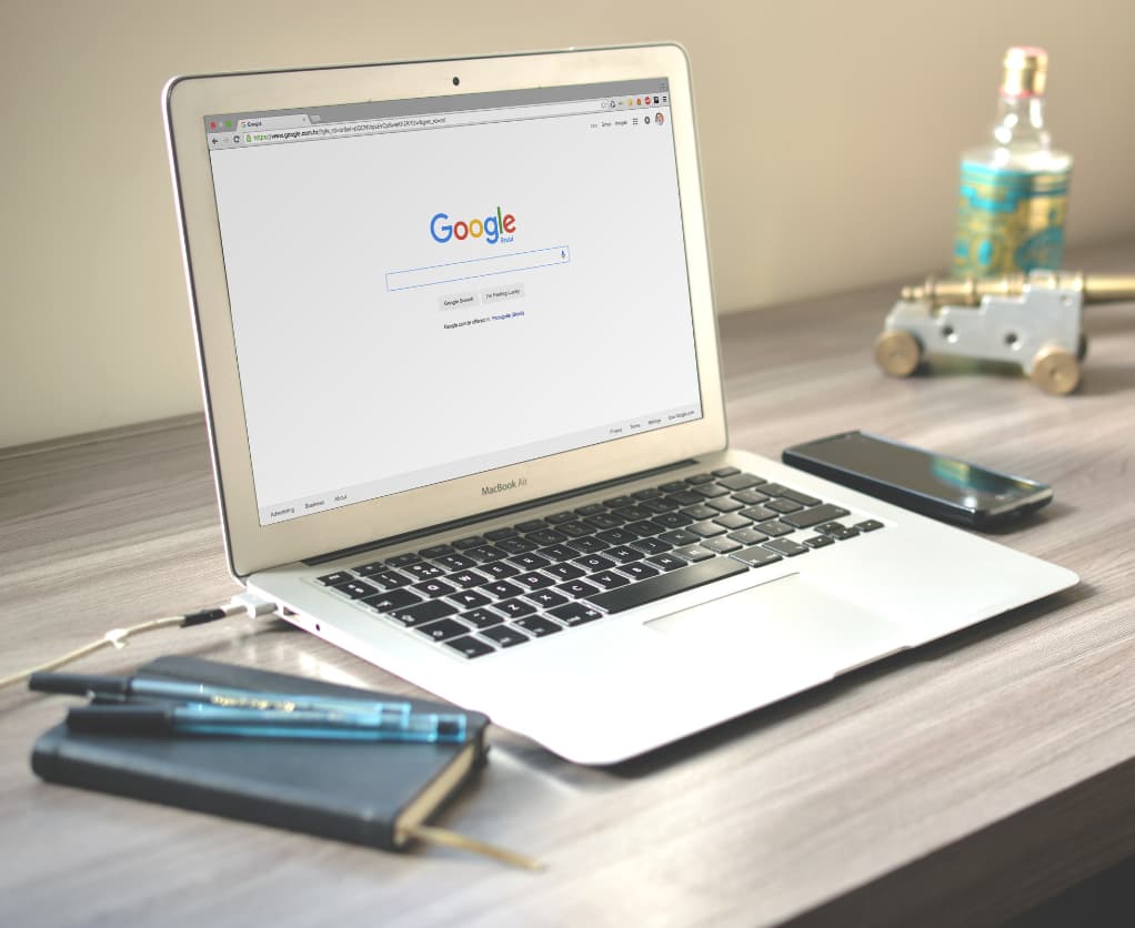 Laptop geöffnet mit Google