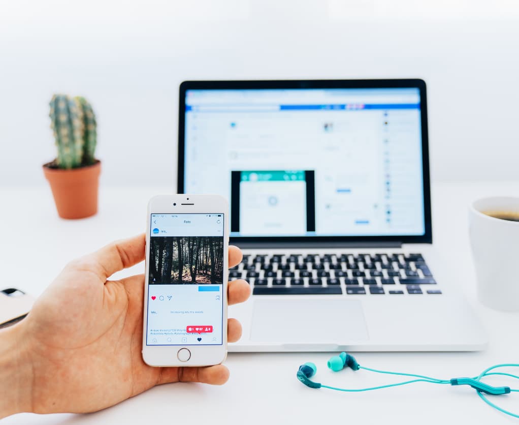 Computer und Smartphone auf dem Instagram geöffnet ist