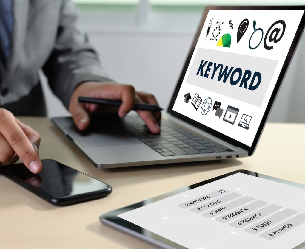 Laptop geöffnet und "Keyword" erscheint