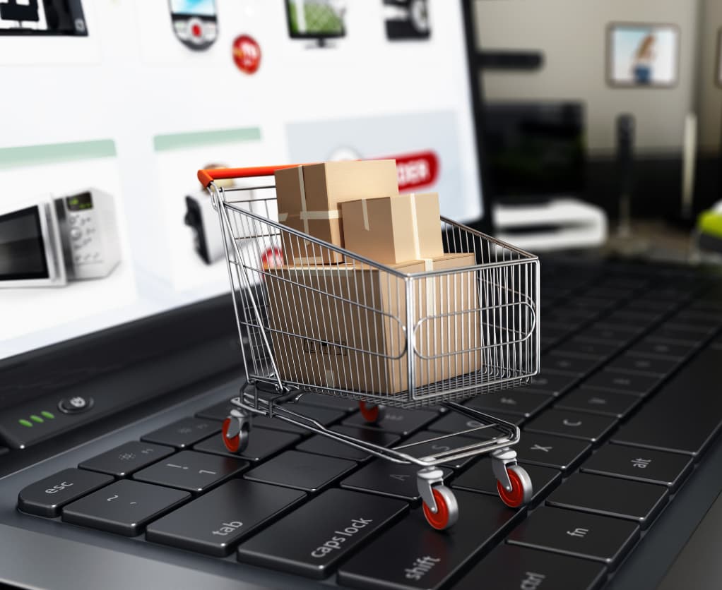Einkaufswagen mit Pakten auf Computertastatur Google Shopping