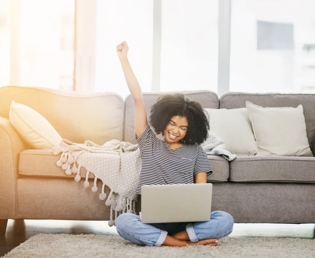 Lachende Frau und ein Arm in die Luft gestreckt