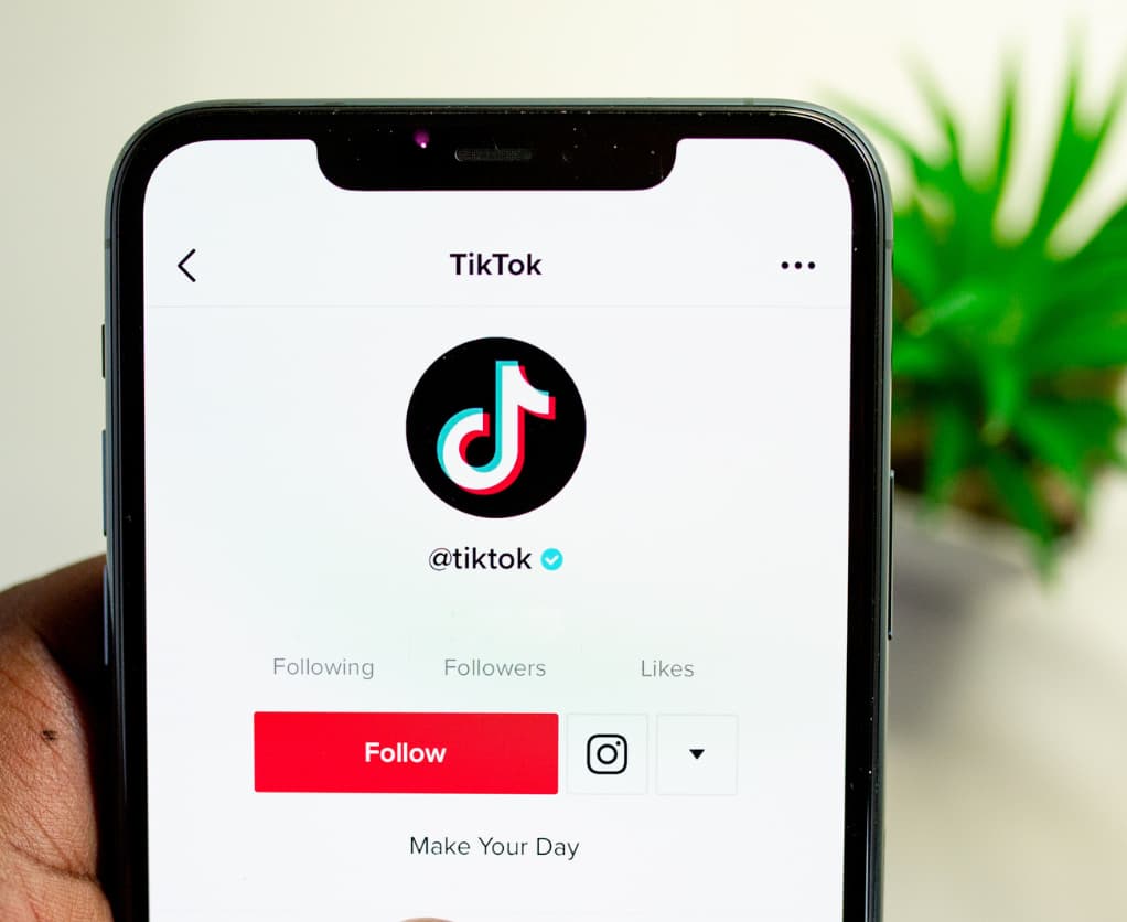 App TikTok auf Smartphone geöffnet