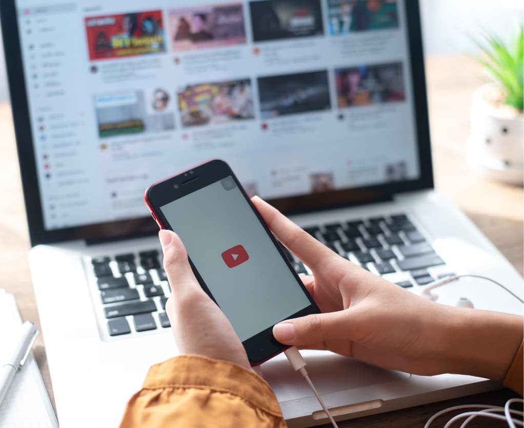 Smartphone mit dem YouTube-Logo im Bildschirm