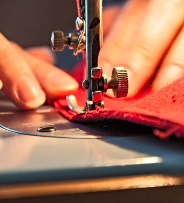 Weisbrod Mitarbeiterin am Nähen