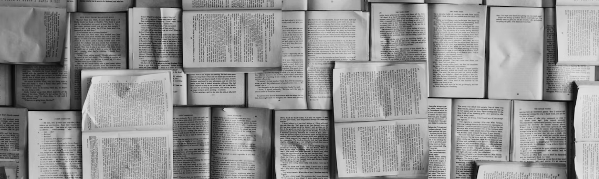 aufgeschlagene Bücher schwarzweiss Symbol für Content Marketing