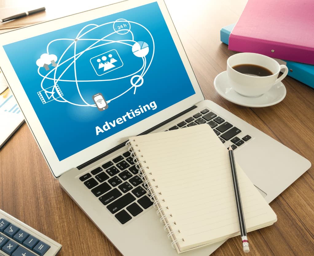 Display Marketing Advertising Symbolbild Netzwerk Notebook