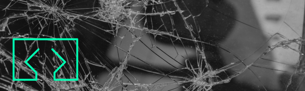 zerbrochene Glasscheibe und grünes Web Development Icon