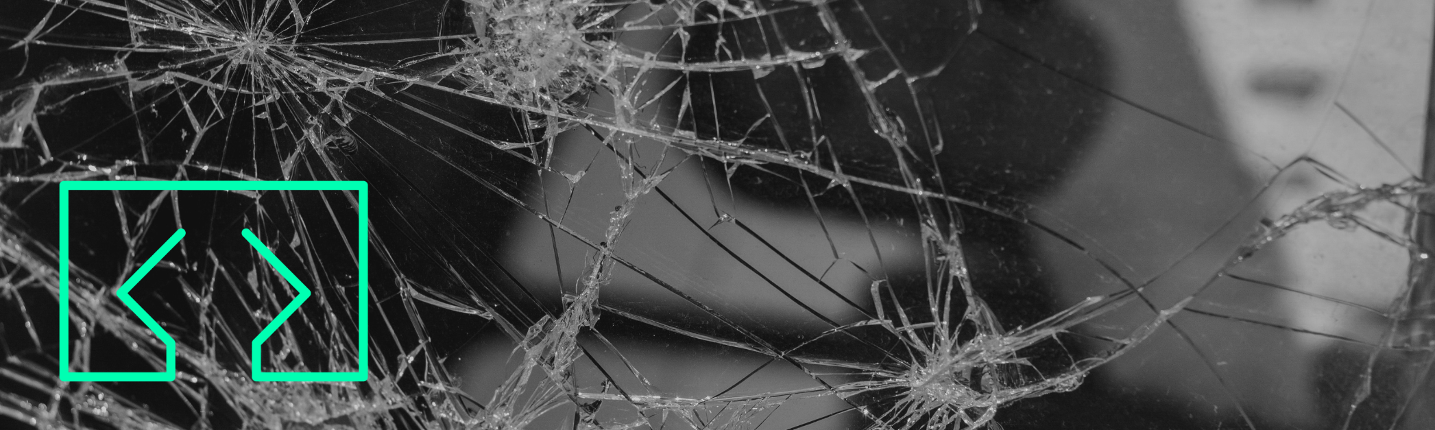 zerbrochene Glasscheibe und grünes Web Development Icon