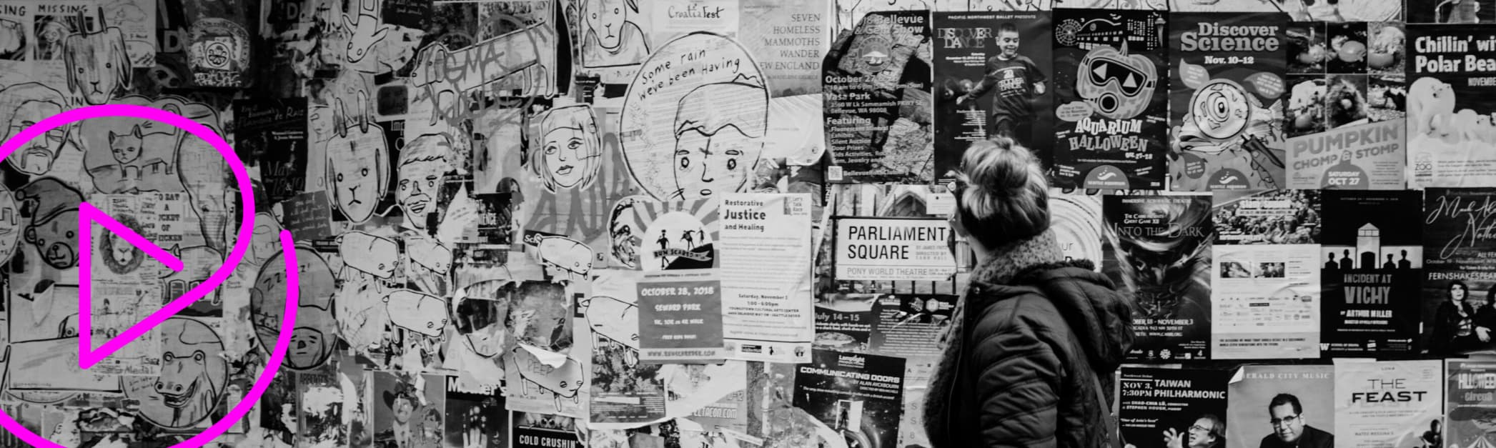 Frau vor Posterwand und Display Marketing Icon