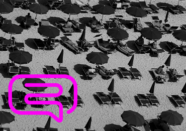 Strand mit Sonnenschirmen - Sommerflaute im Online Marketing