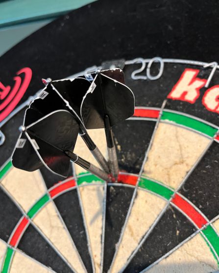 Dartscheibe und Pfeile