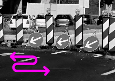 Umleitung auf Strasse schwarz-weiss