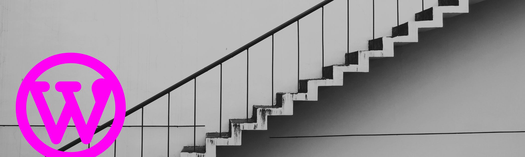 WordPress Logo in pink und Treppe