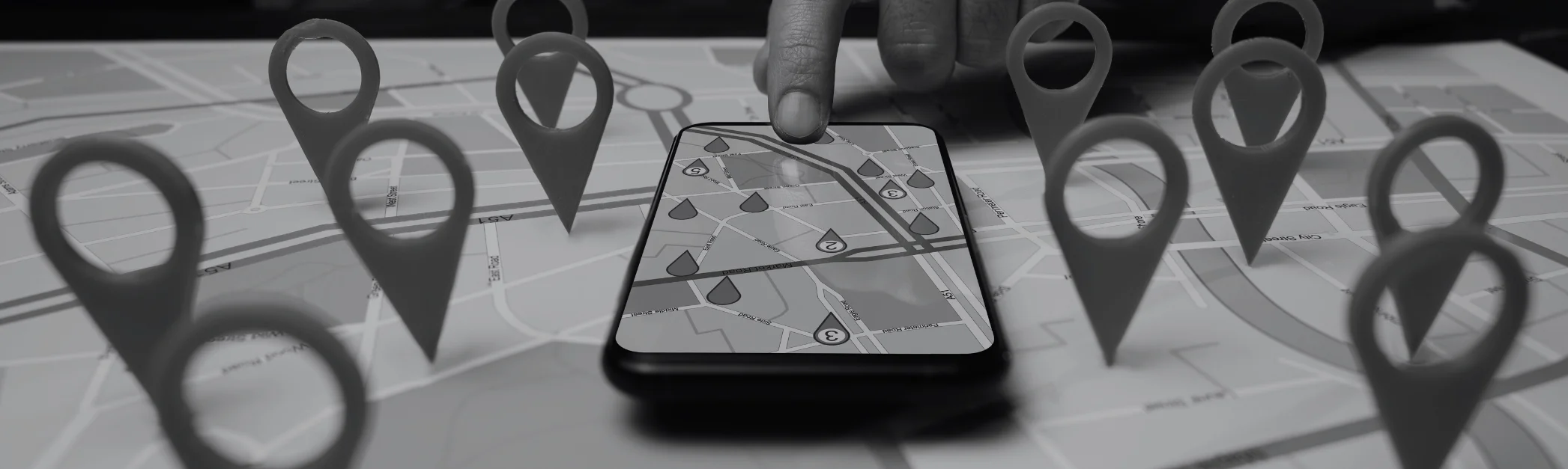 local SEO - Karte auf Smartphone und viele Pinks