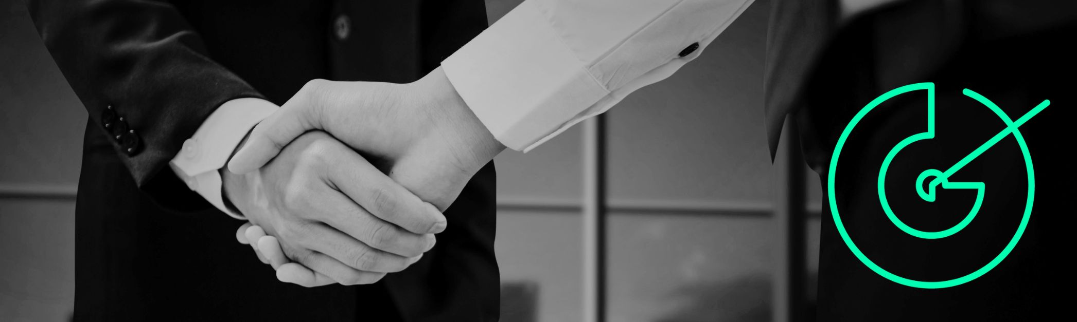 zwei Personen geben sich die Hand